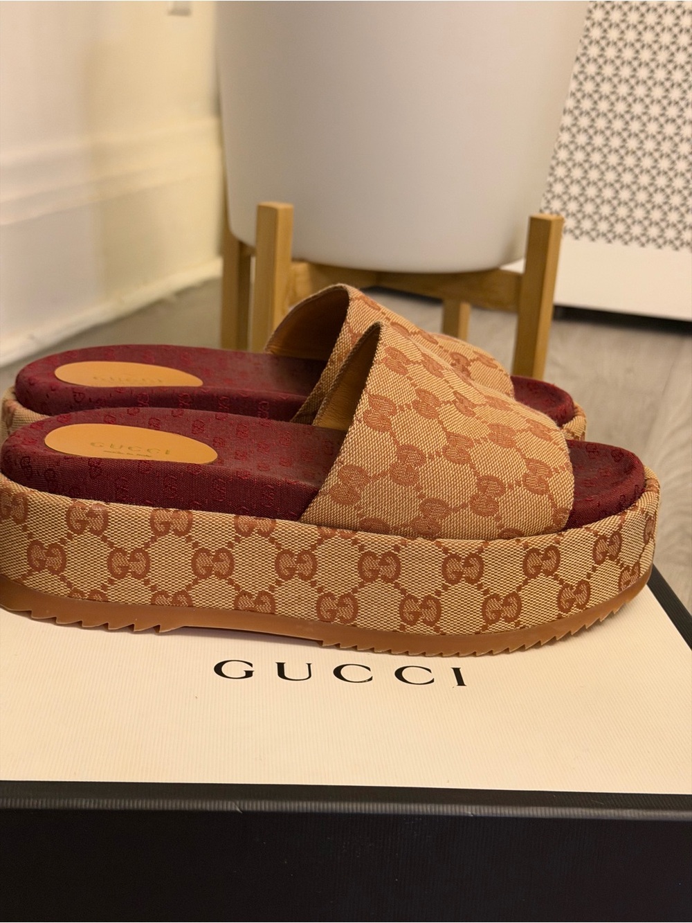 Gucci Platform beige GG monogram canvas slides with burgundy footbed - Picture 3 of 8